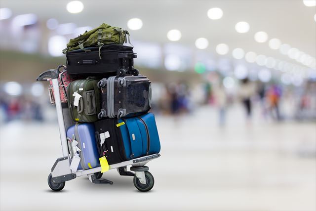 空港とスーツケース
